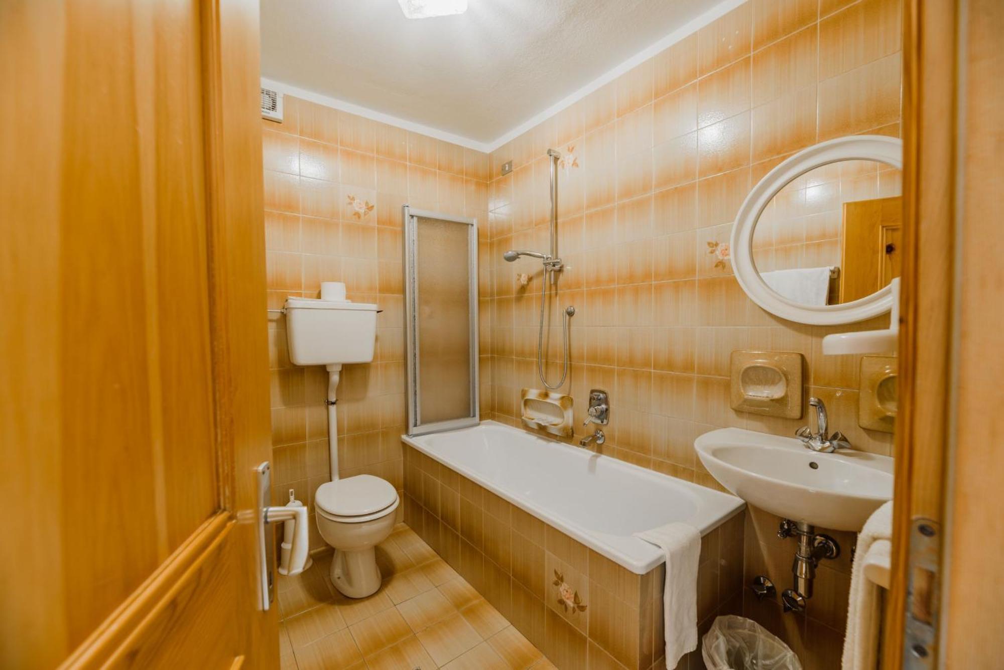 Hotel Garni Rosengarten Pera Екстериор снимка